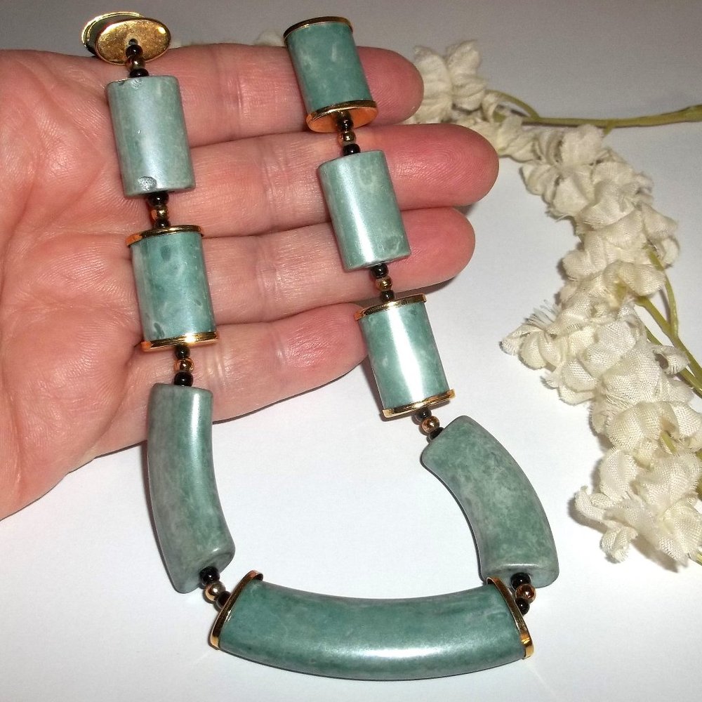 Vintage Necklace Faux Jade Green and Costume Jewelry Gold 16" Choker Retro C404